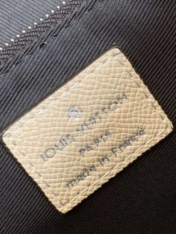Louis Vuitton Size 28.3 x 18.3 x 4.3 cm - Image 2