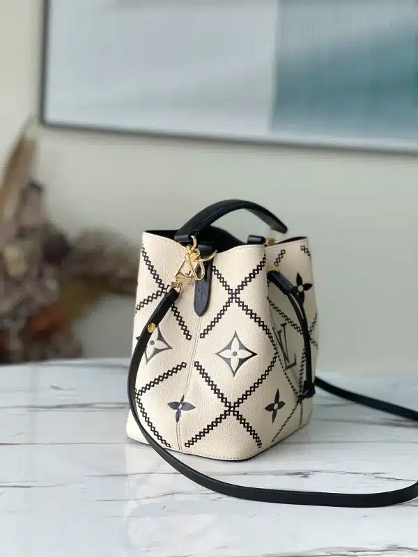 Louis Vuitton Size: 20 x 20 x 13 cm - Image 9