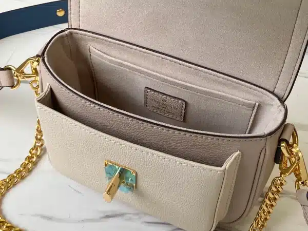 Louis Vuitton Size: 19 x 13 x 8 cm - Image 3