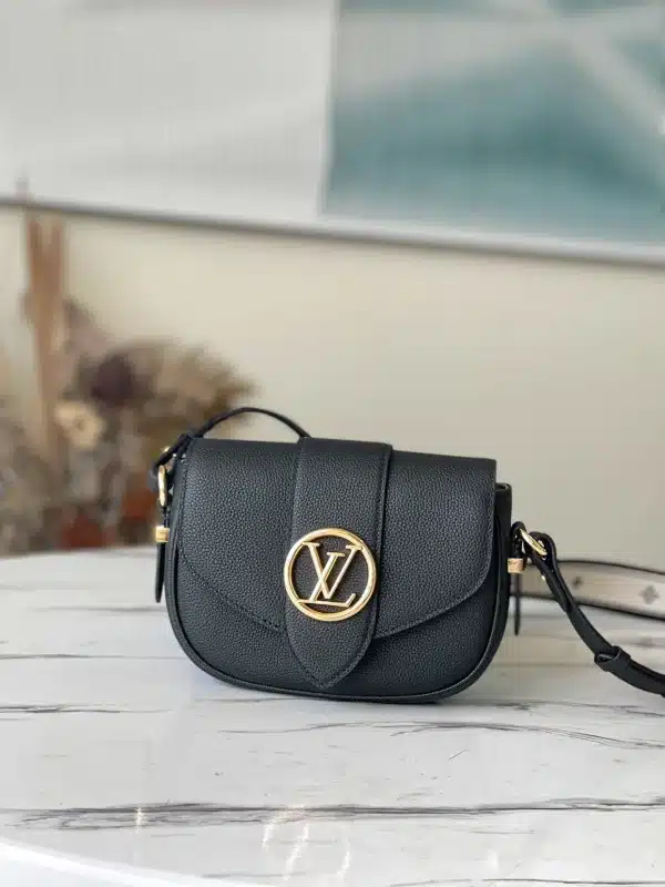Louis Vuitton Size: 21 x 15 x 6.5 cm