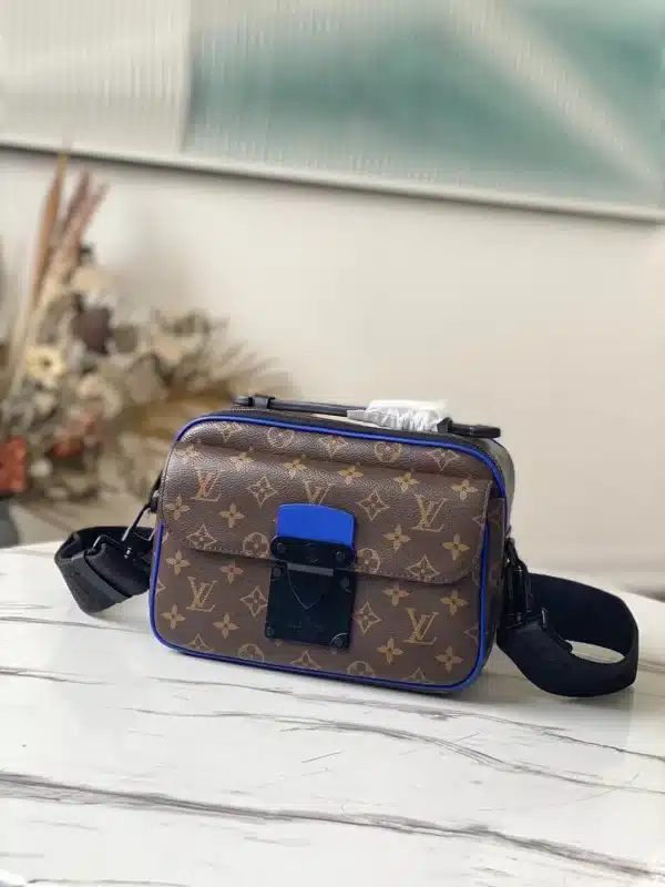Louis Vuitton Size: 22 x 18 x 8 cm