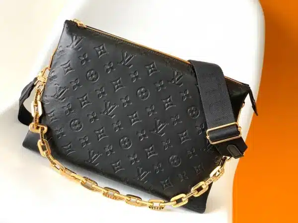 Louis Vuitton Size: 34 x 24 x 12 cm