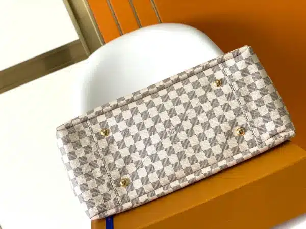 Louis Vuitton Size: 46 x 32 x 24 cm - Image 6