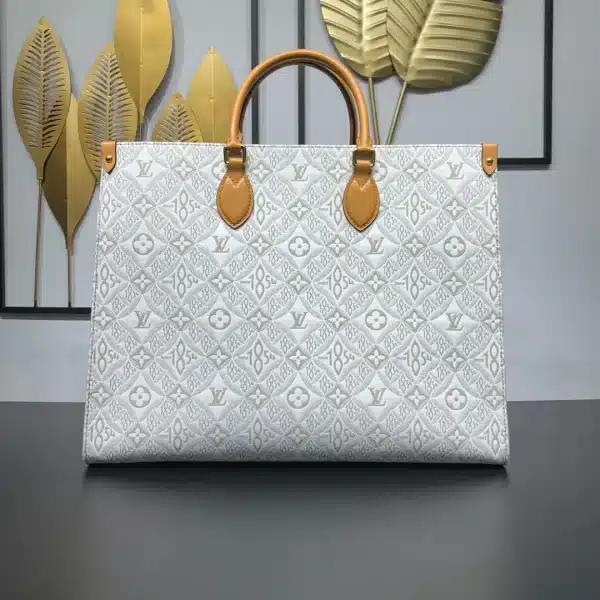 Louis Vuitton Size: 41 x 34 x 19 cm