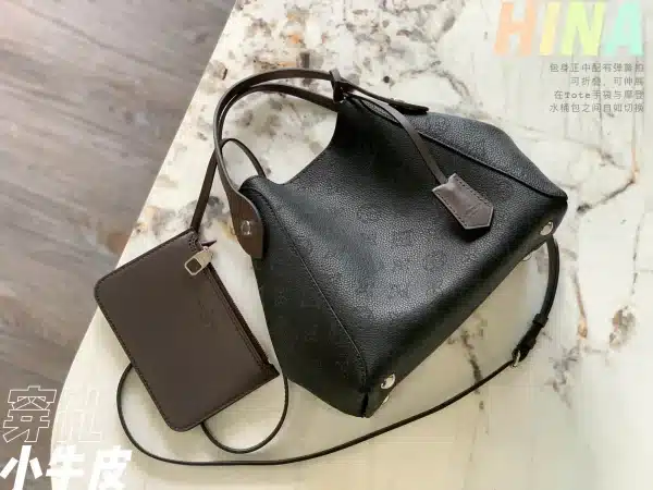 Louis Vuitton Size: 23 x 21 x 13 cm - Image 2