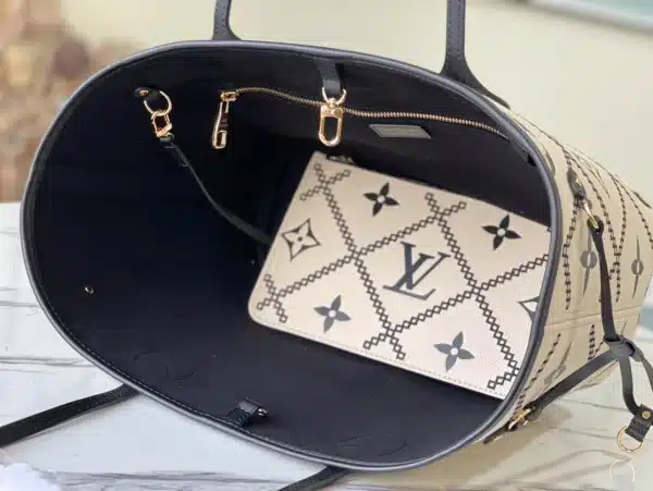 Louis Vuitton Size: 31 x 28 x 14 cm - Image 3