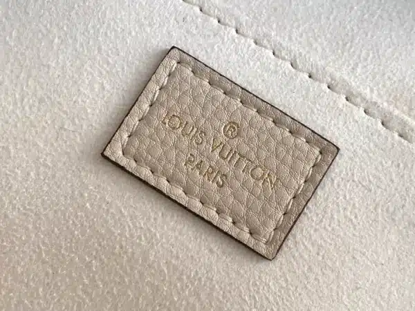 Louis Vuitton Size: 14.0 x 17.0 x 5.0 cm - Image 12
