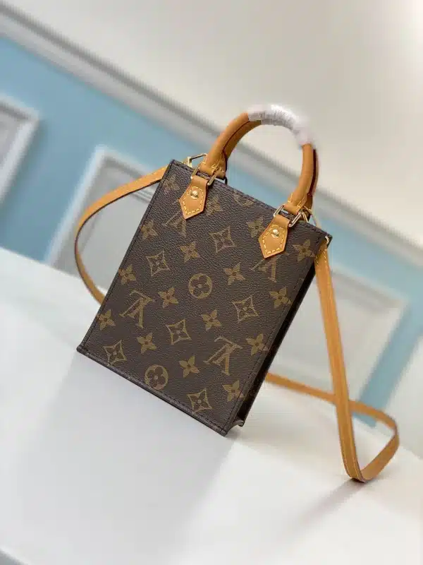 Louis Vuitton Size: 14.0 x 17.0 x 5.0 cm - Image 8