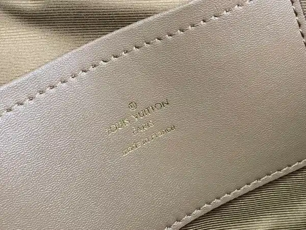 Louis Vuitton Size: 18 x 11 x 10 cm - Image 2