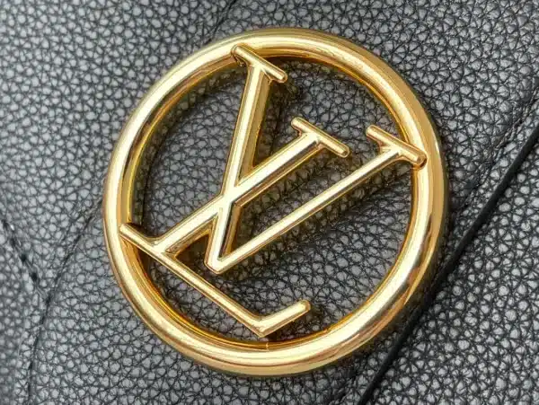 Louis Vuitton Size: 21 x 15 x 6.5 cm - Image 6