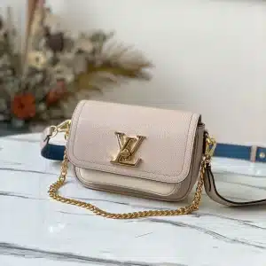 Louis Vuitton Size: 19 x 13 x 8 cm