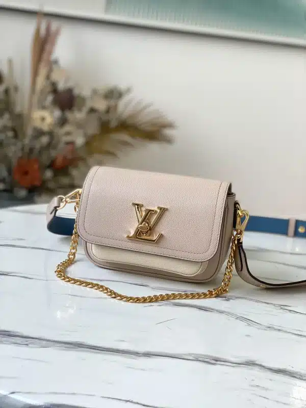 Louis Vuitton Size: 19 x 13 x 8 cm