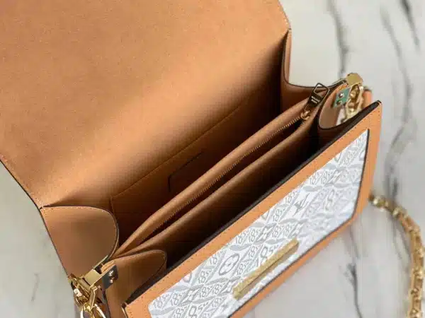 Louis Vuitton Size: 25 x 17 x 10.5 cm - Image 3