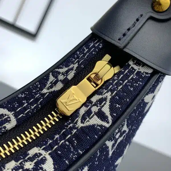 Louis Vuitton Size: 23 x 13 x 6 cm - Image 4