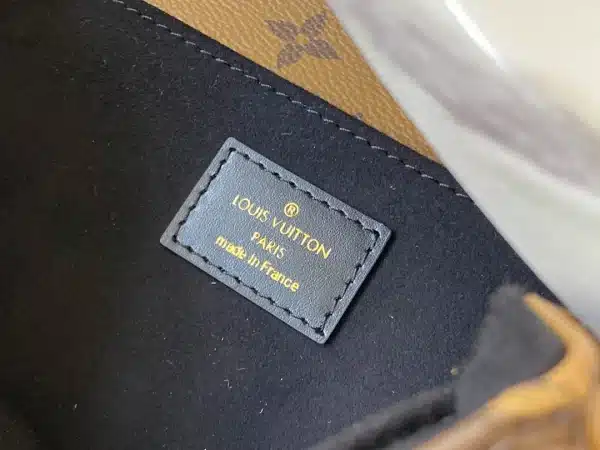 Louis Vuitton Size: 25 x 19 x 9 cm - Image 2