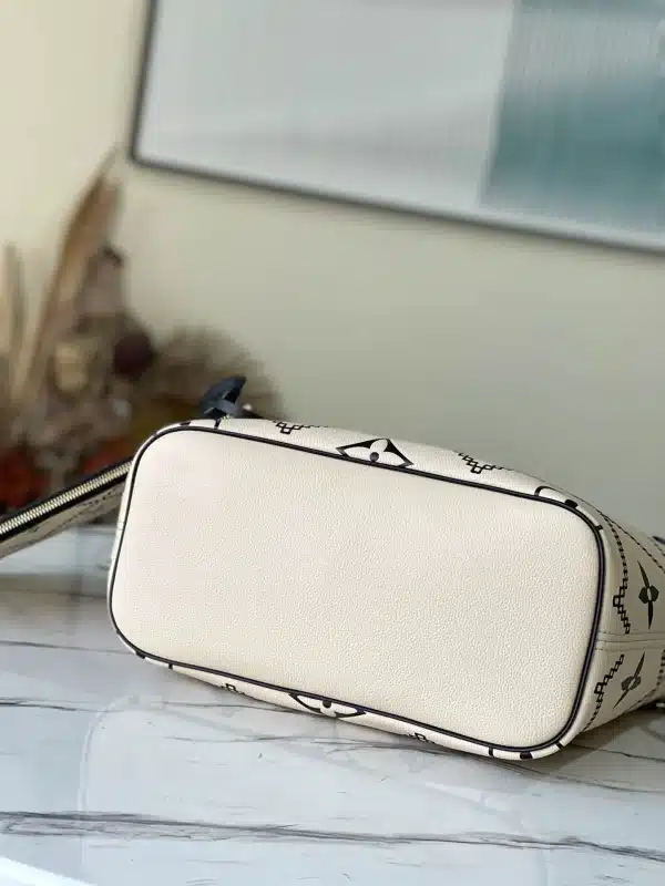Louis Vuitton Size: 31 x 28 x 14 cm - Image 7