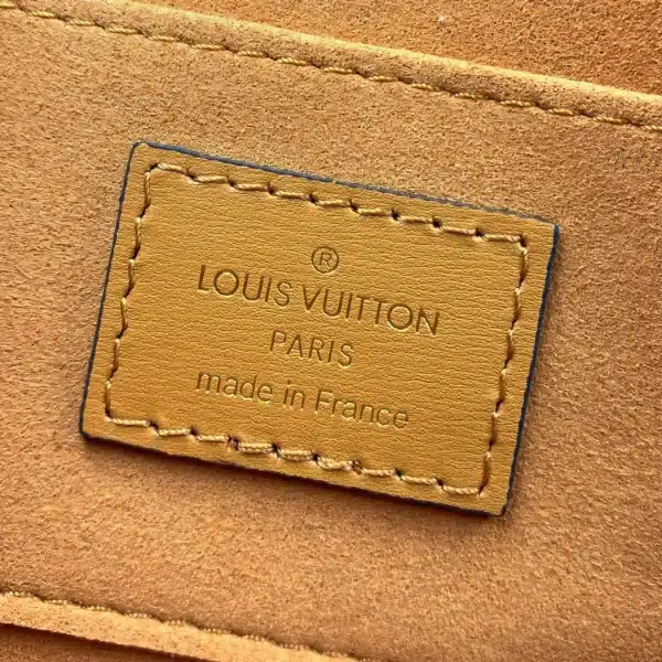 Louis Vuitton Size: 20 x 15 x 9 cm - Image 5