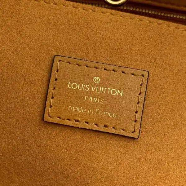 Louis Vuitton Size: 41 x 34 x 19 cm - Image 6
