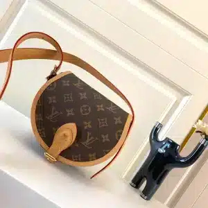 LV Model: M44860 Size 18*15*8cm