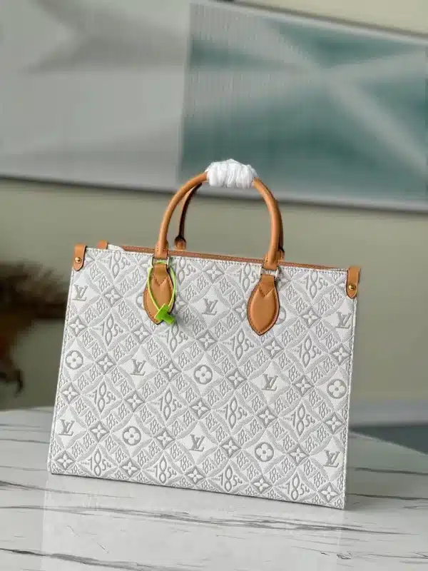 Louis Vuitton Size: 35 x 27 x 14 cm