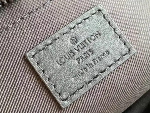 Louis Vuitton Size: 22 x 18 x 8 cm - Image 2