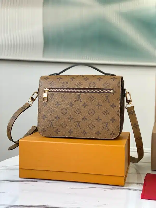 Louis Vuitton Size: 25 x 19 x 9 cm - Image 8