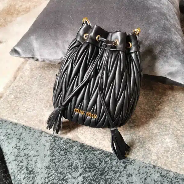 Matelasse metal chain shoulder strap with zipper pocket size: 17 2.5 9 Length: 115cm