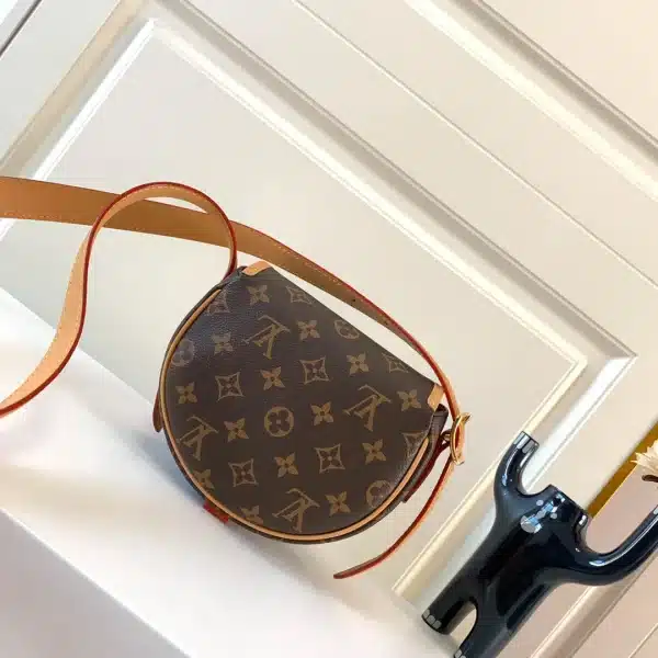 LV Model: M44860 Size 18*15*8cm - Image 8