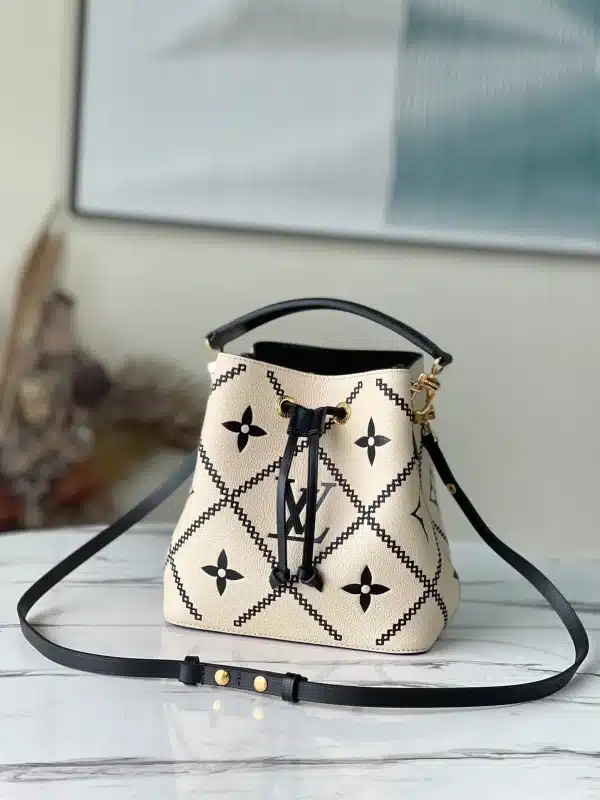 Louis Vuitton Size: 20 x 20 x 13 cm