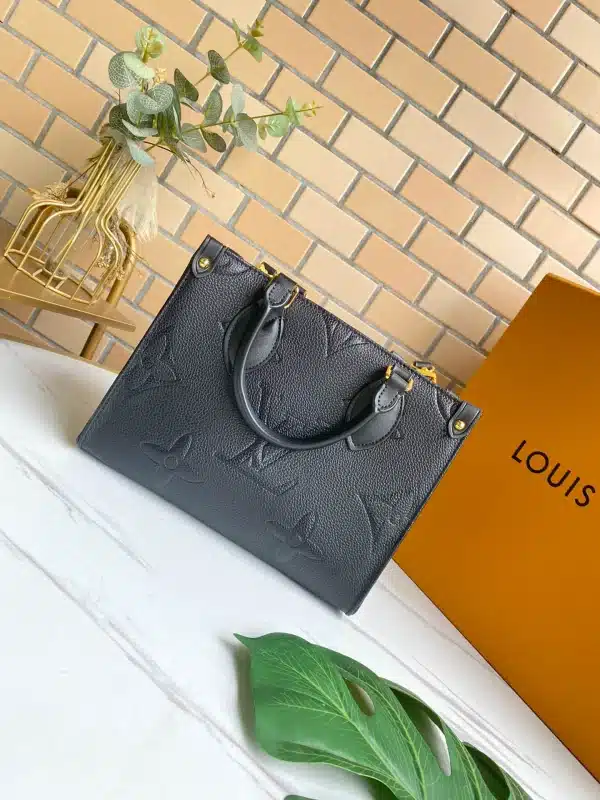 Louis Vuitton Size: 25 x 19 x 11.5 cm - Image 8