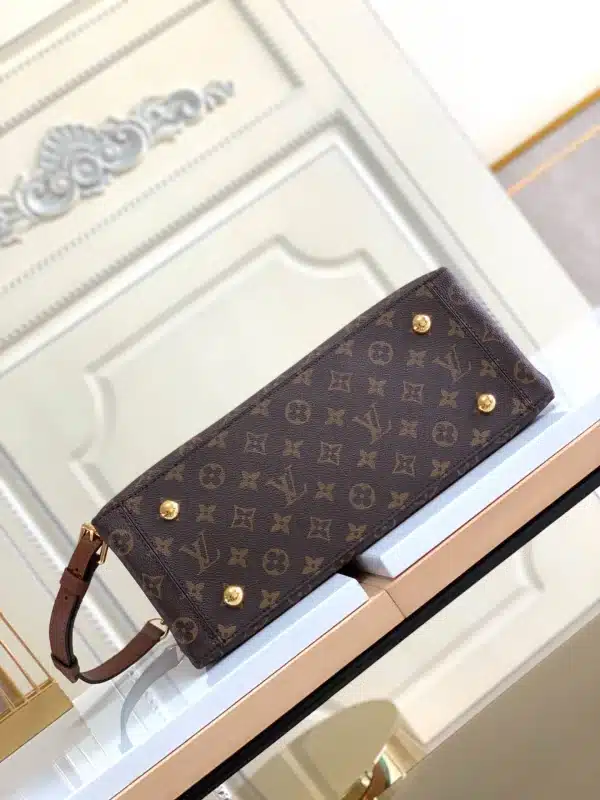 Louis Vuitton Size: 34.0 x 24.0 x 13.0 cm - Image 7
