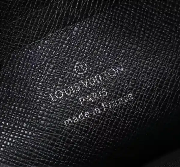 Louis Vuitton Model: 69404 Size: 15x17x8cm - Image 2