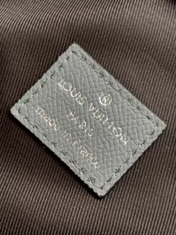 Louis Vuitton Size: 20.0 x 31.0 x 10.0 cm - Image 2