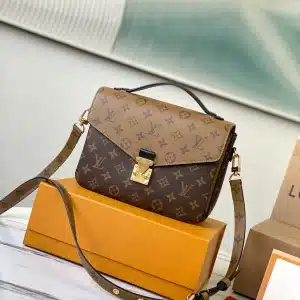 Louis Vuitton Size: 25 x 19 x 9 cm