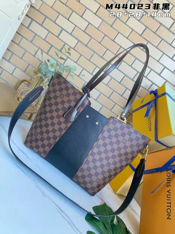 Louis Vuitton size：28X28X14cm pocket 43cm