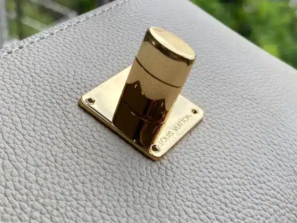 Louis Vuitton Size: 19 x 13 x 8 cm - Image 4