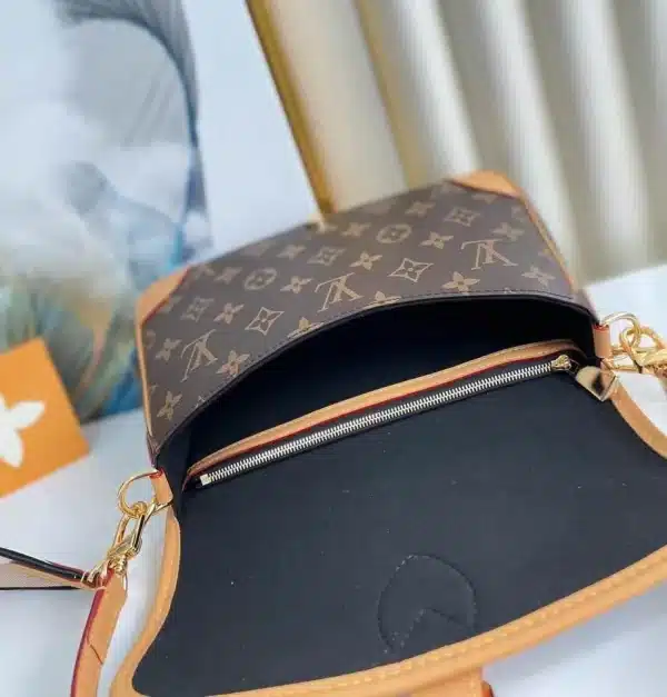 Louis Vuitton Retro Underarm Crossbody Bag - Image 3