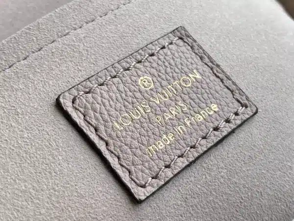 Louis Vuitton Size: 19 x 13 x 8 cm - Image 2