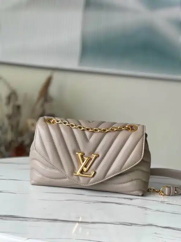 Louis Vuitton Size: 24x14x9cm - Image 10