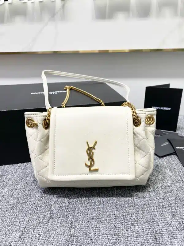 Lambskin Size: 18x13x6cm Code: 672838