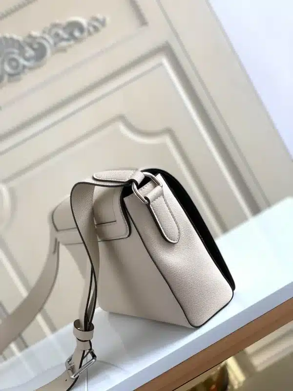 Louis Vuitton Size 28.3 x 18.3 x 4.3 cm - Image 9