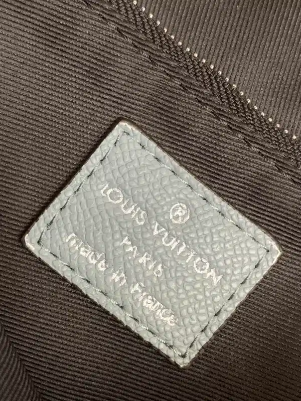 Louis Vuitton Size: 28.3 x 18.3 x 4.3 cm - Image 2
