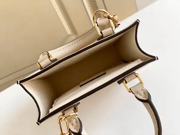 Louis Vuitton Size: 14.0 x 17.0 x 5.0 cm - Image 11
