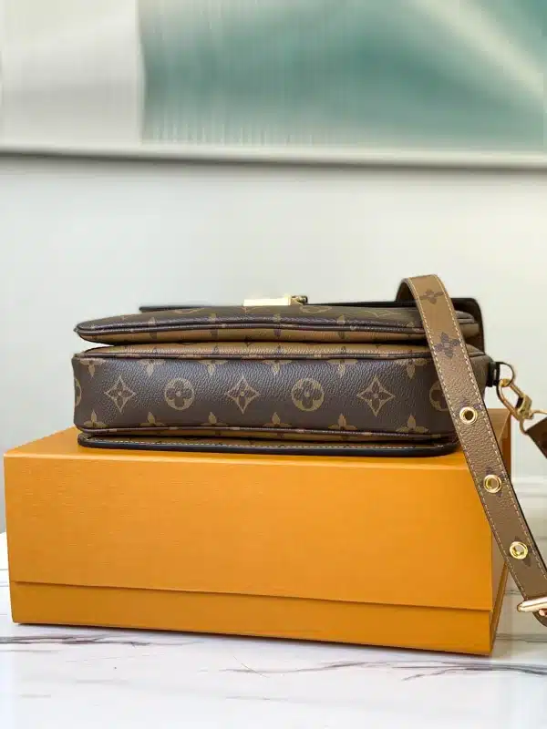 Louis Vuitton Size: 25 x 19 x 9 cm - Image 7