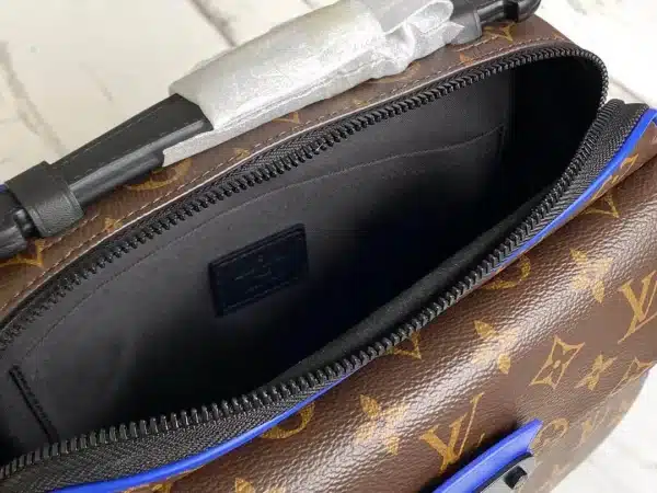 Louis Vuitton Size: 22 x 18 x 8 cm - Image 3