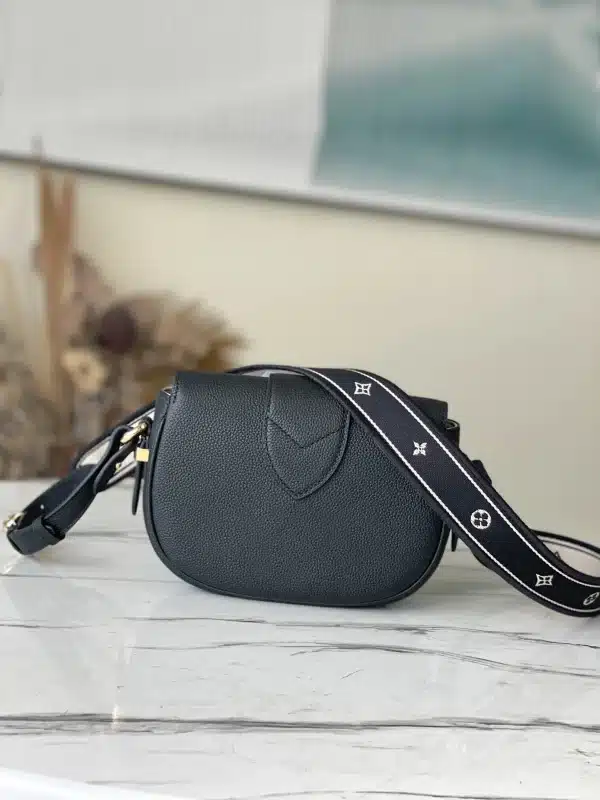 Louis Vuitton Size: 21 x 15 x 6.5 cm - Image 8