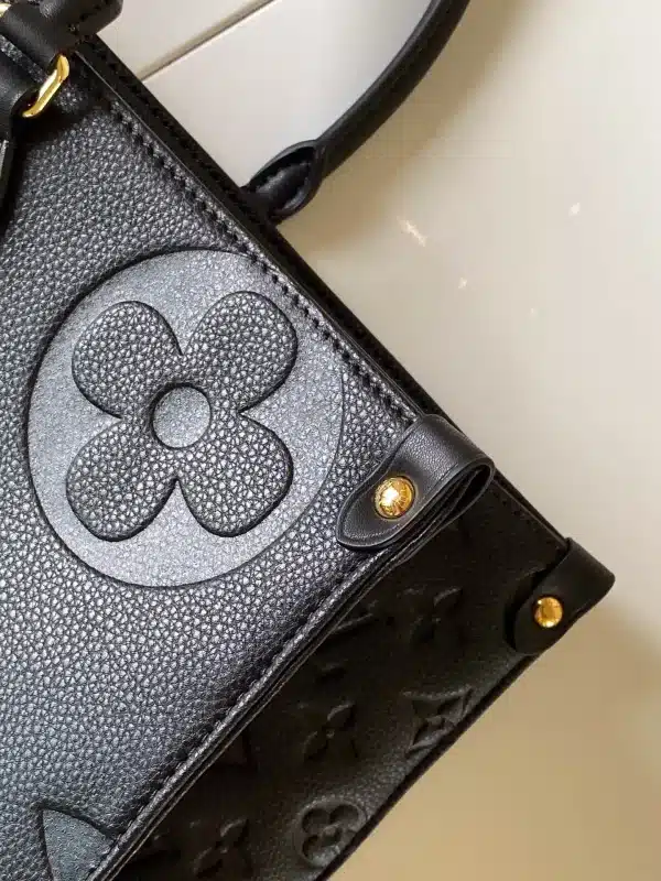 Louis Vuitton Size: 41.0 x 34.0 x 19.0 cm - Image 4