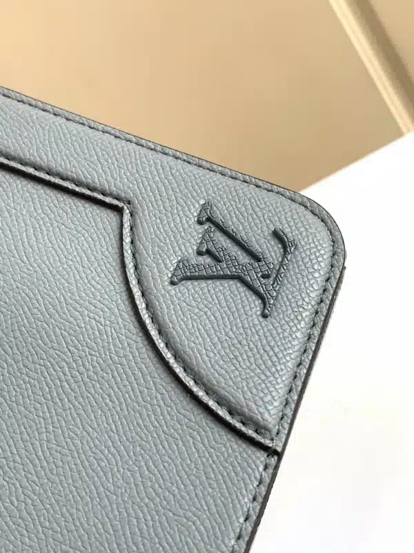 Louis Vuitton Size: 28.3 x 18.3 x 4.3 cm - Image 7