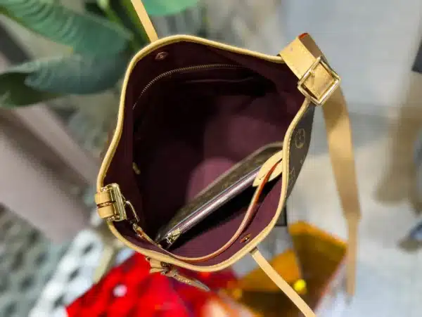 Louis Vuitton size: 29*12*24cm - Image 2