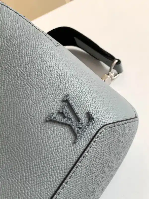Louis Vuitton Size: 20.0 x 31.0 x 10.0 cm - Image 7